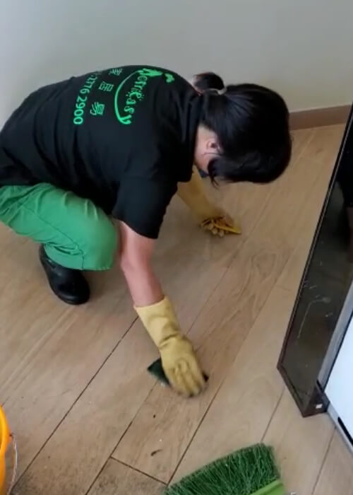 裝修後清潔 員工清潔地板